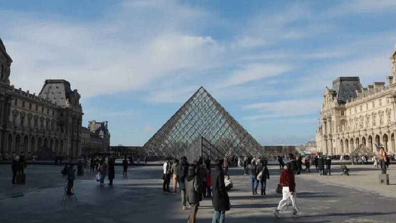fransada louvre muzesi 7 dakikada soyuldu muzeye giris cikislar kapatildi CDJv9MyR.jpg