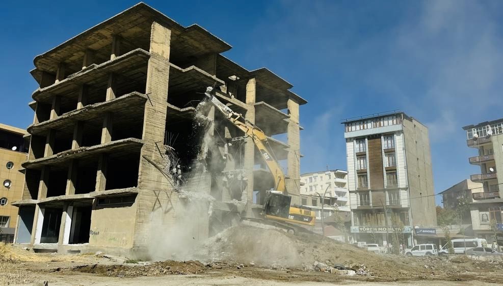 yuksekovada insaat halindeki bina yikildi 9Kf4W7TD