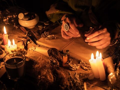 Dolandırıcılıkla Kayıp: Kız Arkadaşına Büyü Yaptırmaya Çalışan Genç 500 Bin Lira Kaybetti